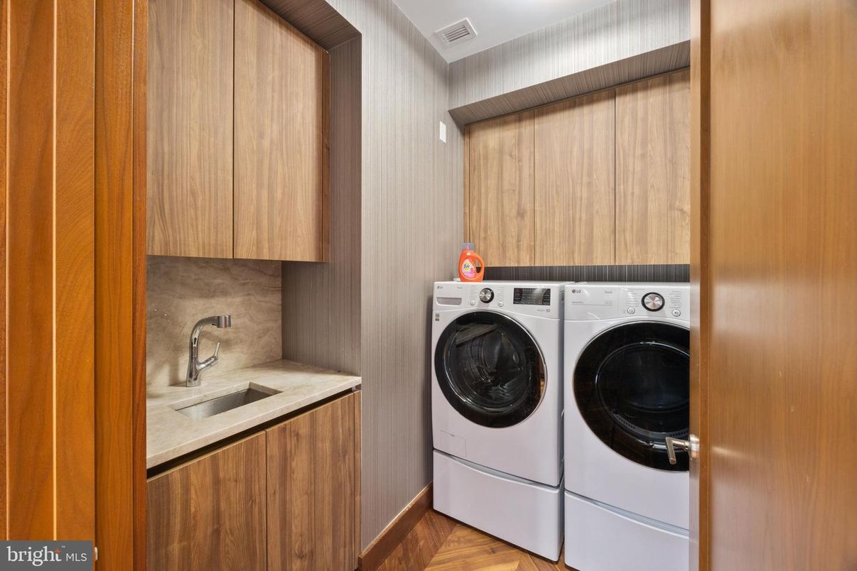 Interior, Washer, Wood Texture Flooring
