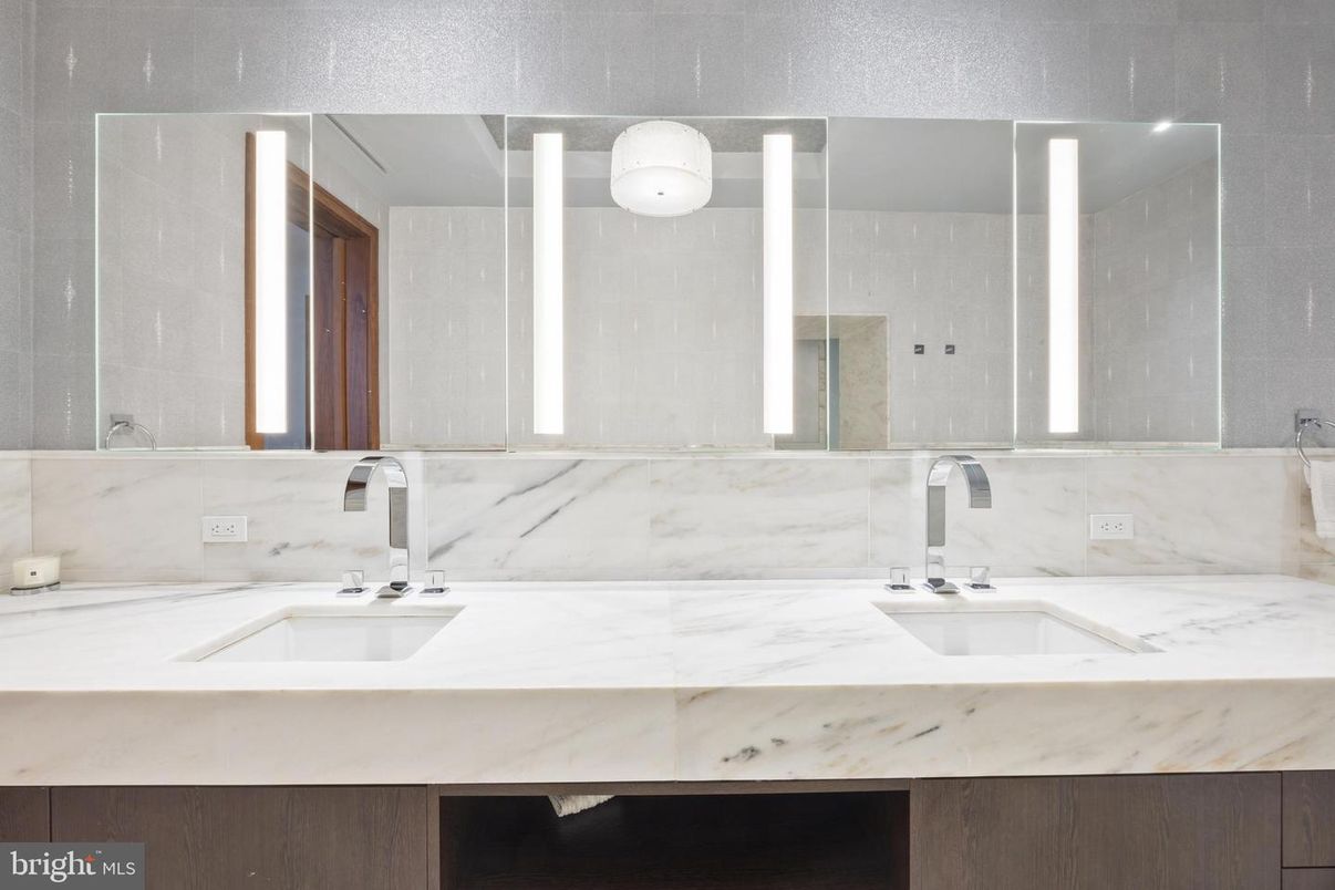 Bathroom, Dual Sink Vanities, Interior