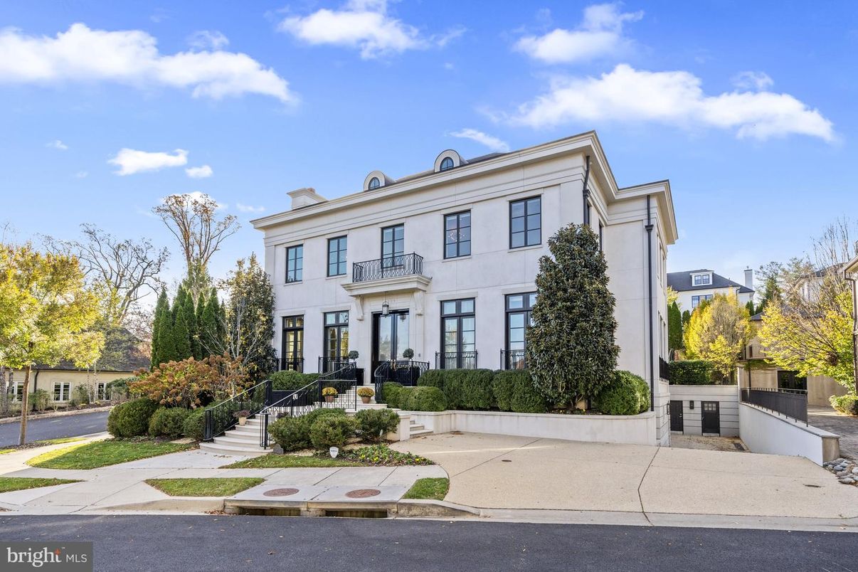 Exterior, Facade, Georgian