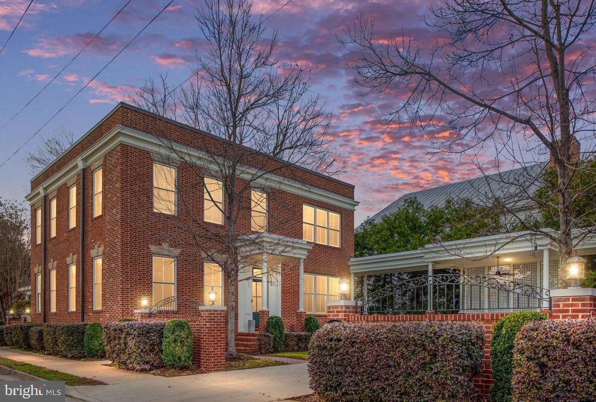 Exterior, Facade, Brick Facade, Georgian