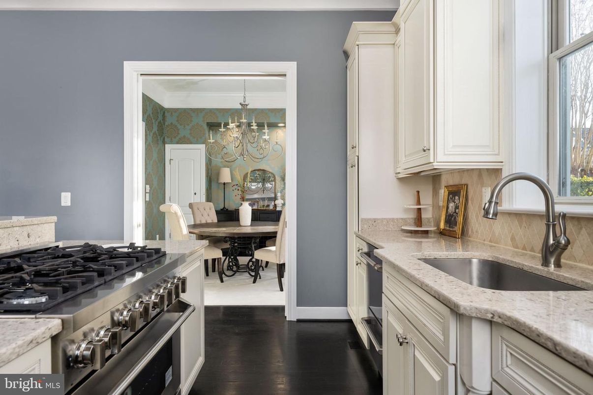 Chandelier, Dining room, Interior, Kitchen, Stainless Steel Appliances, Wood Texture Flooring