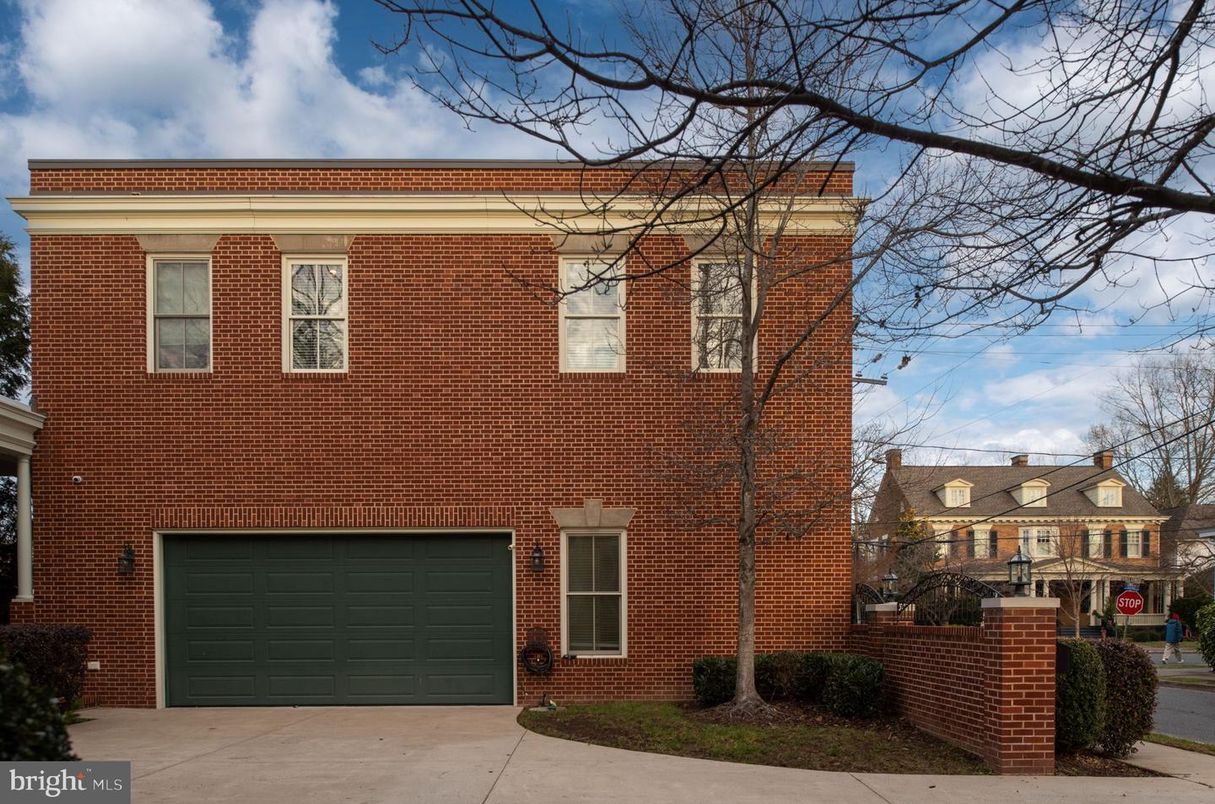 Attached, Exterior, Facade, Brick Facade, Georgian