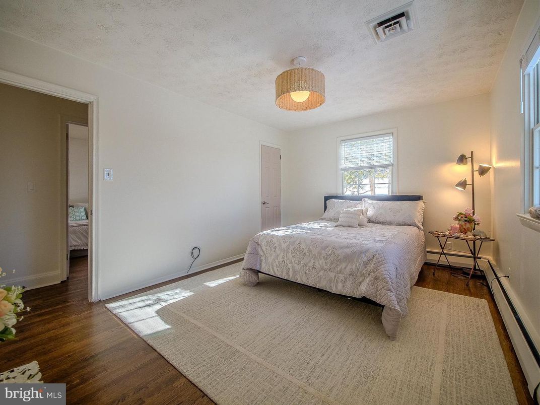 Bedroom, Interior, Pendant Lights, Wood Texture Flooring