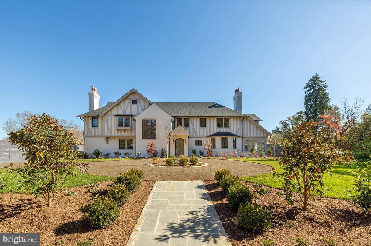 Backyard, Exterior, Facade, Farmhouse