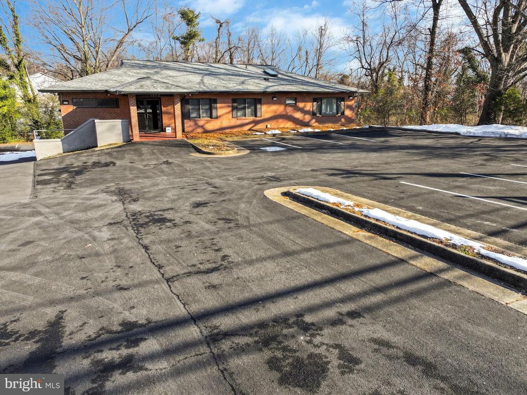 Attached, Exterior, Facade, Brick Facade, Log Home