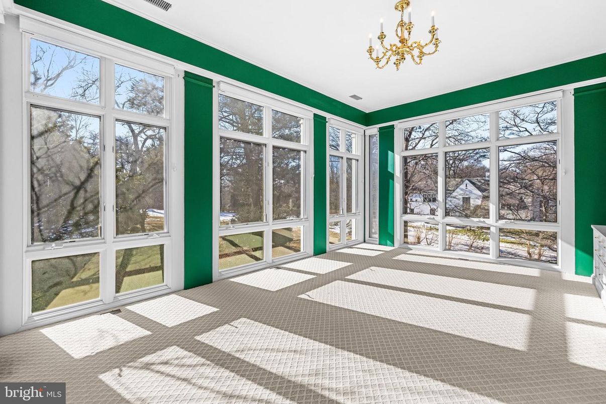 Chandelier, Empty room, Interior, Sun Room