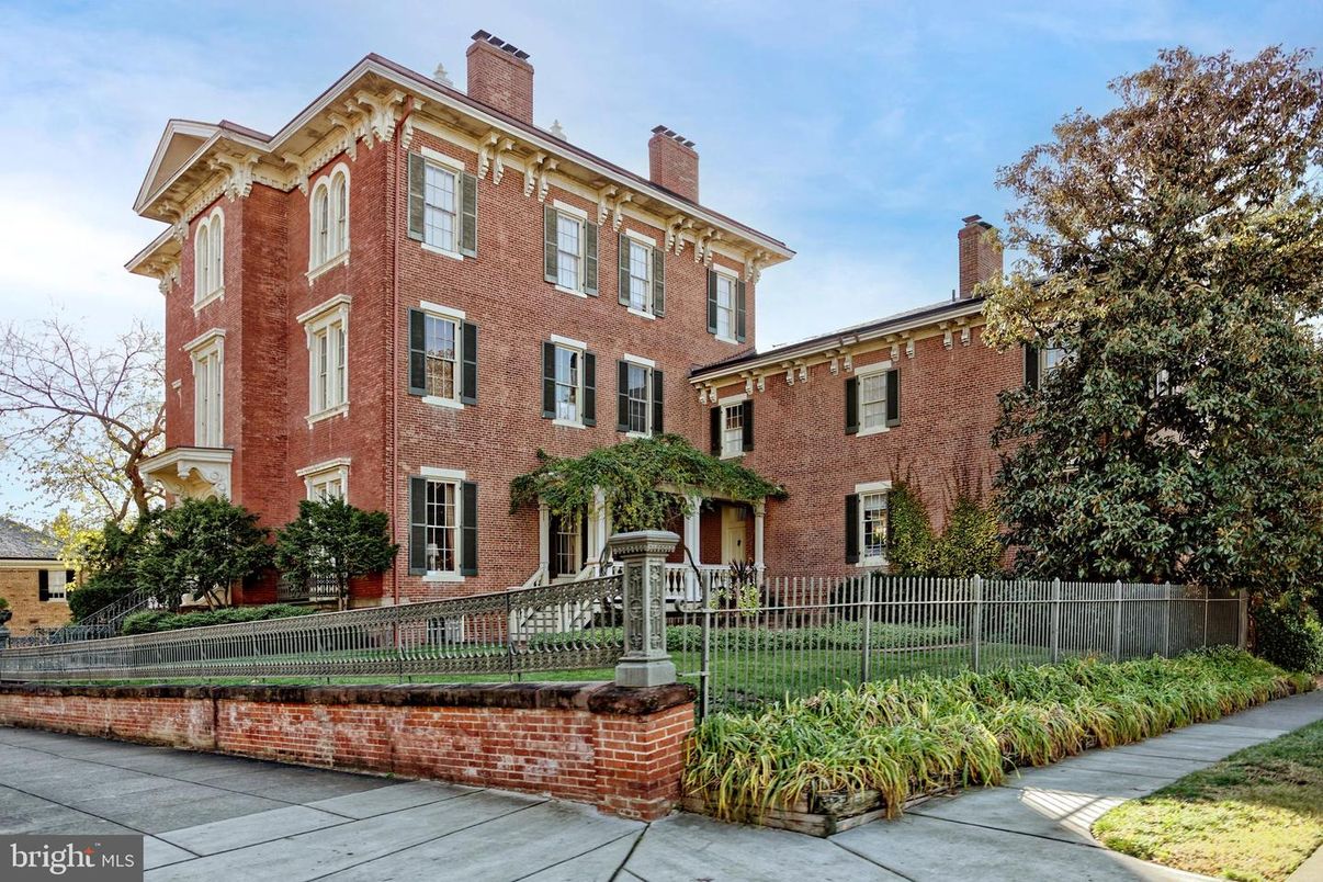 Exterior, Facade, Brick Facade, Rowhouse