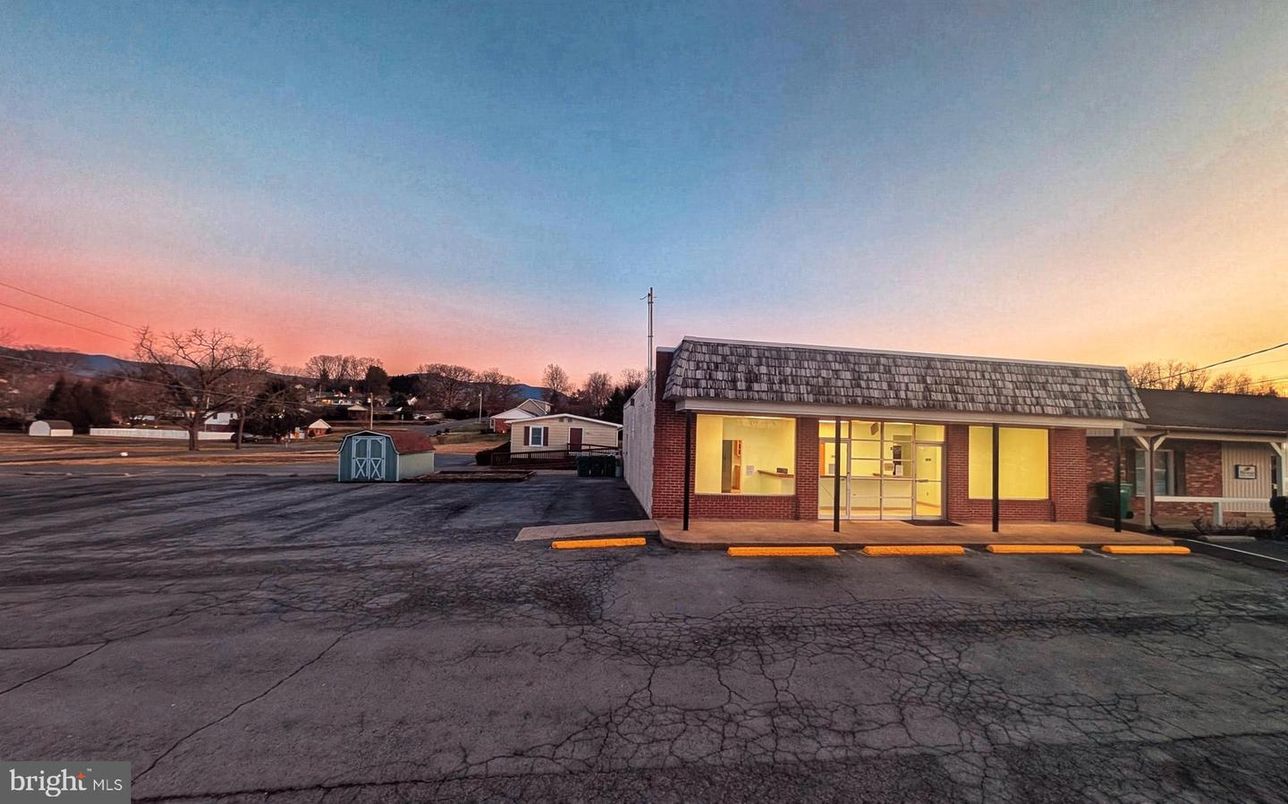 Backyard, Exterior, Facade, Brick Facade, Ranch