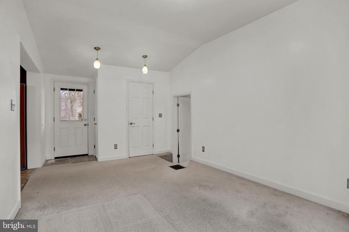 Empty room, Interior, Pendant Lights