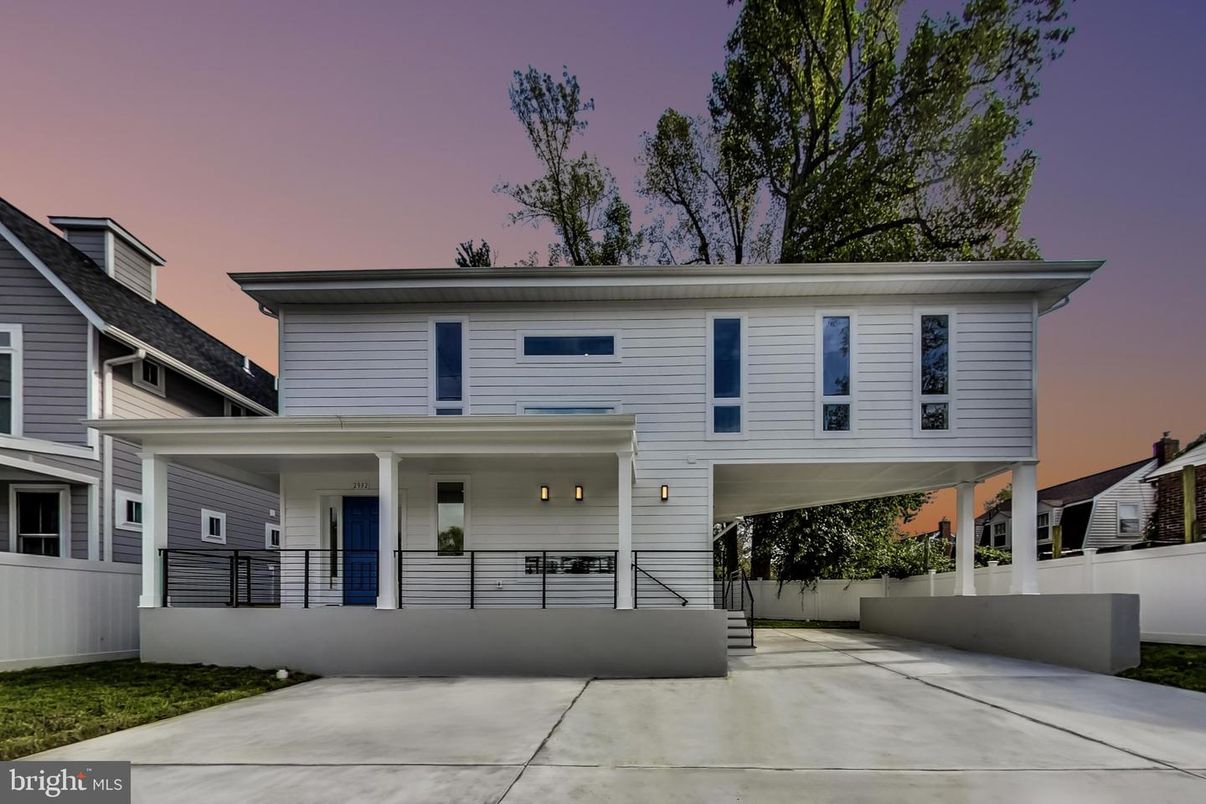 Exterior, Facade, Split Level