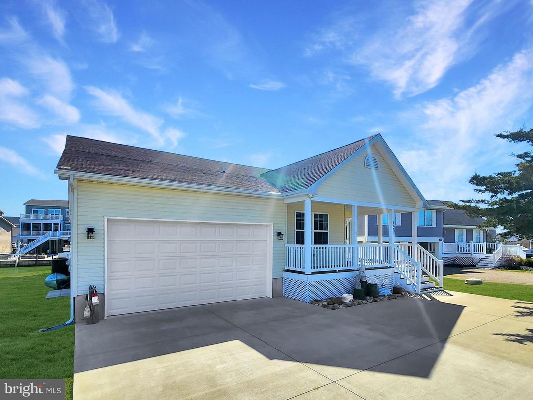 Attached, Exterior, Facade, American Craftsman