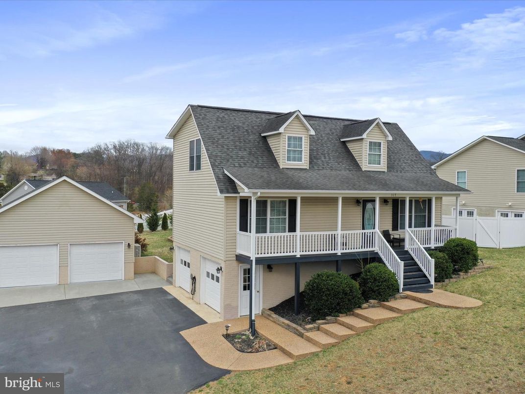 Attached, Exterior, Facade, Cape Cod