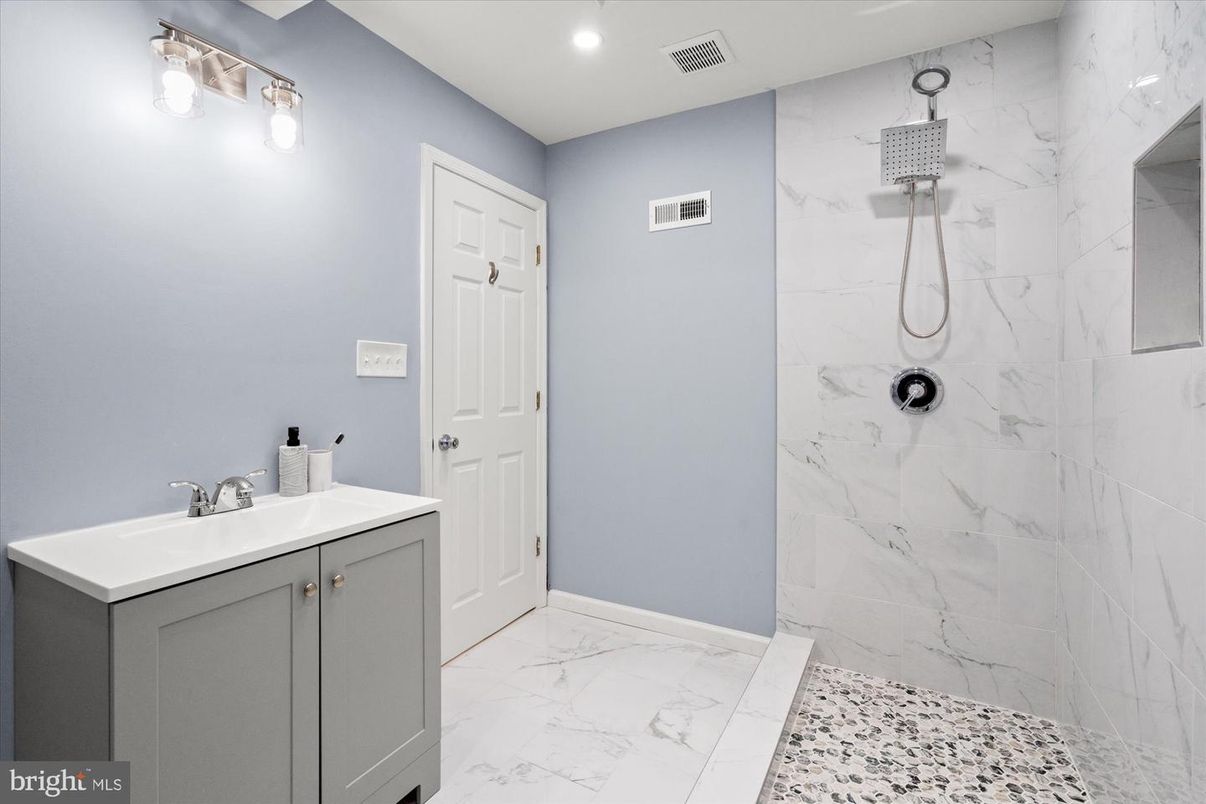 Bathroom, Interior, Marble, Marble Walls, Recessed Lighting