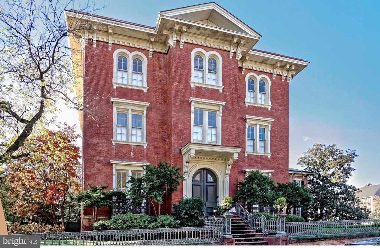 Exterior, Facade, Brick Facade, Georgian