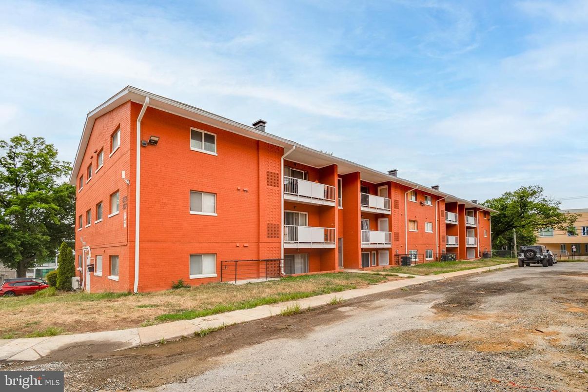 Exterior, Facade, Condo Building