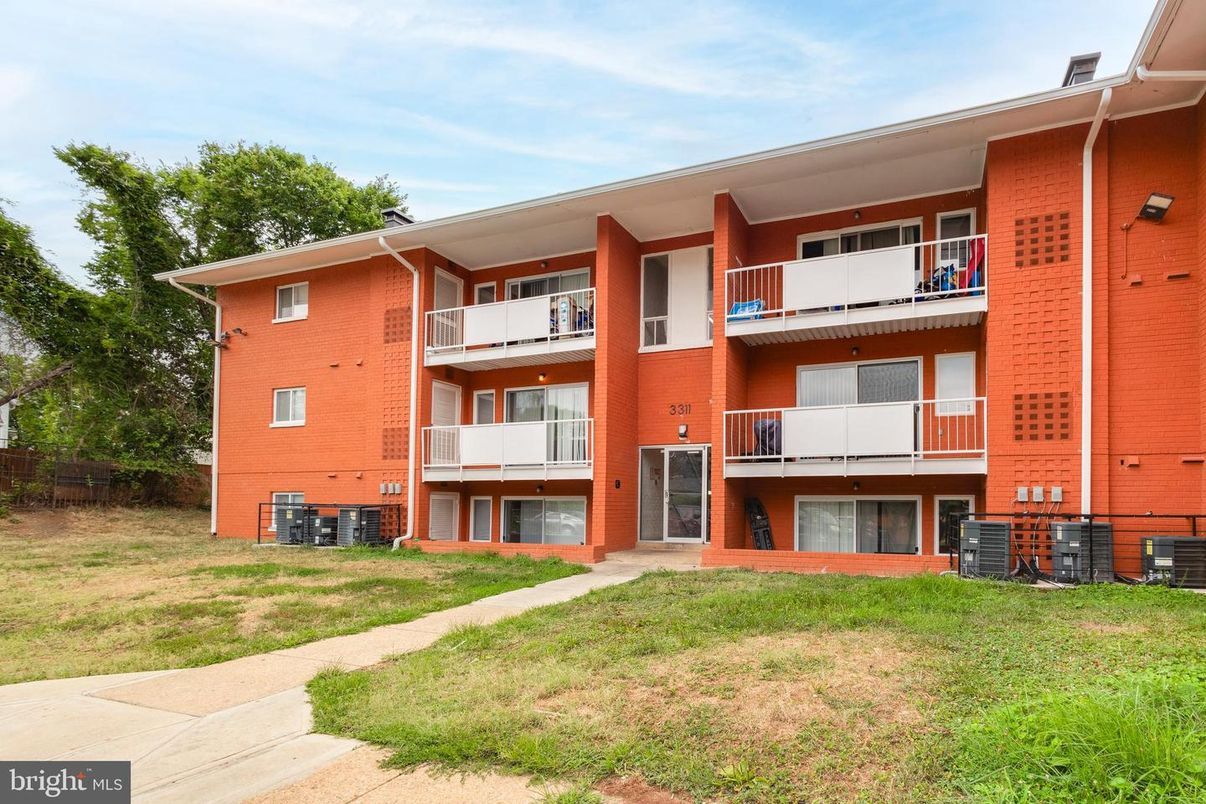 Exterior, Facade, Brick Facade, Rowhouse