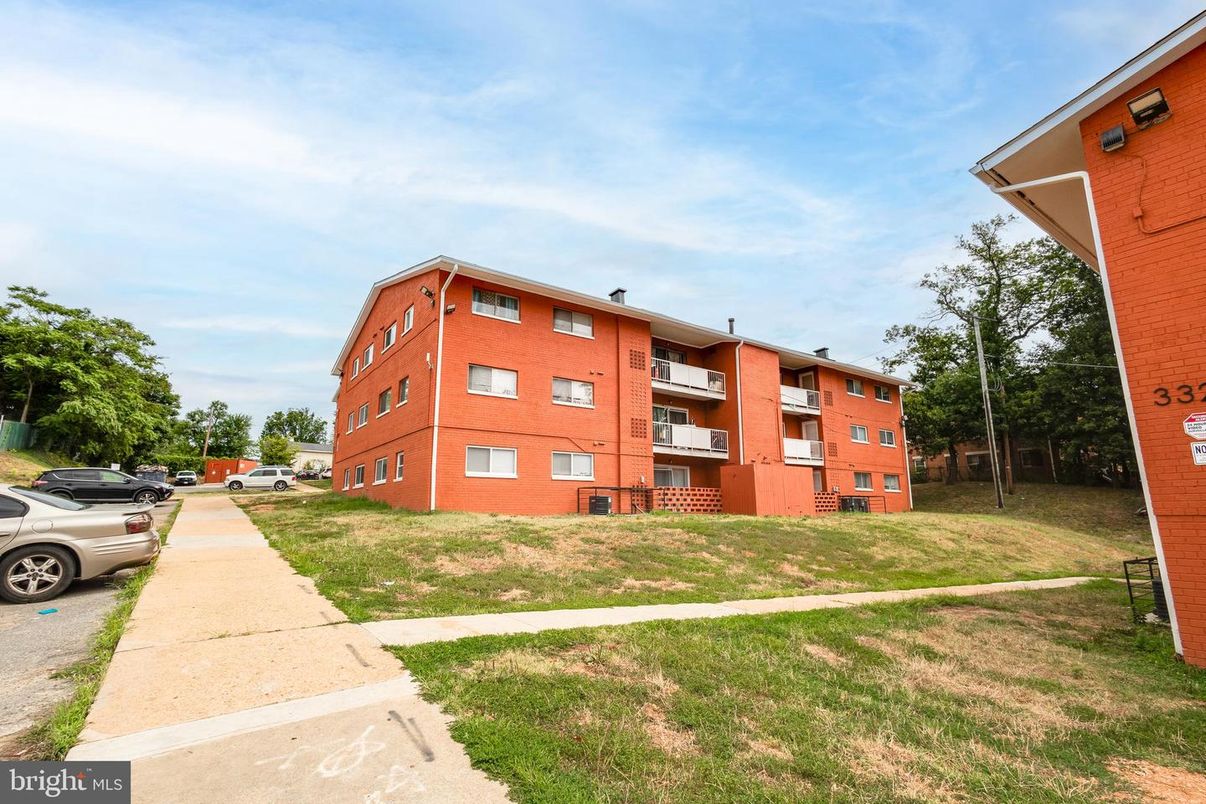 Backyard, Exterior, Facade, Condo Building