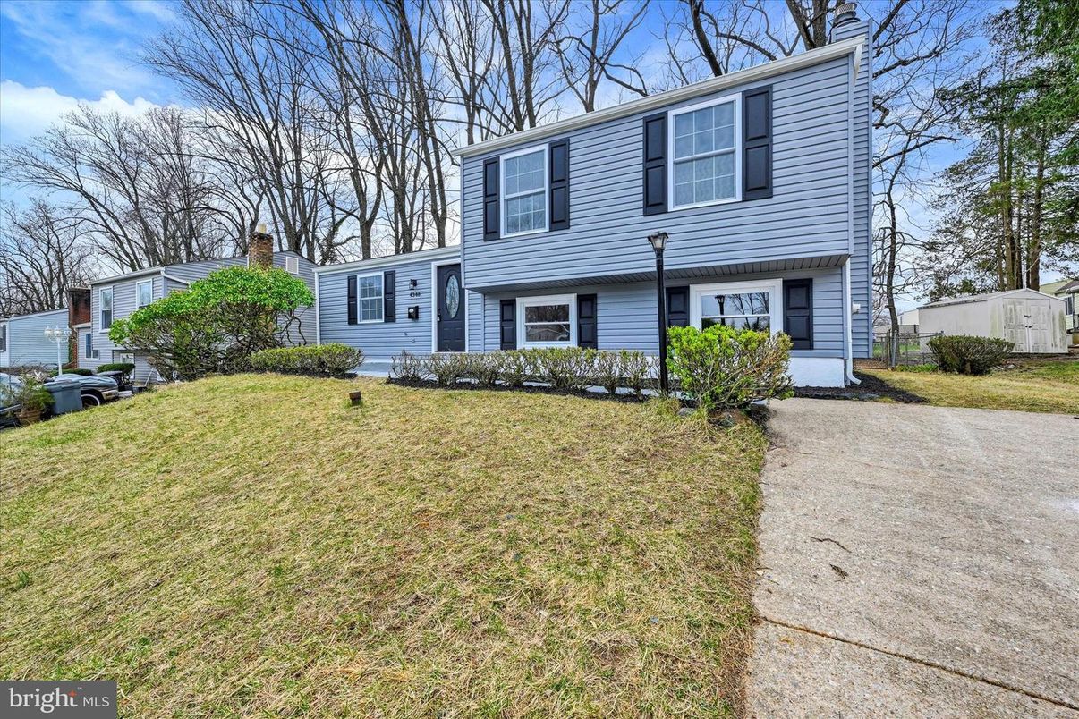 Exterior, Facade, Split Level