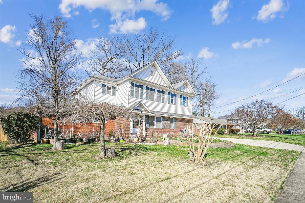 Exterior, Facade, Brick Facade, Queen Anne Victorian