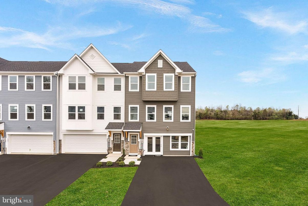 Attached, Exterior, Facade, Rowhouse