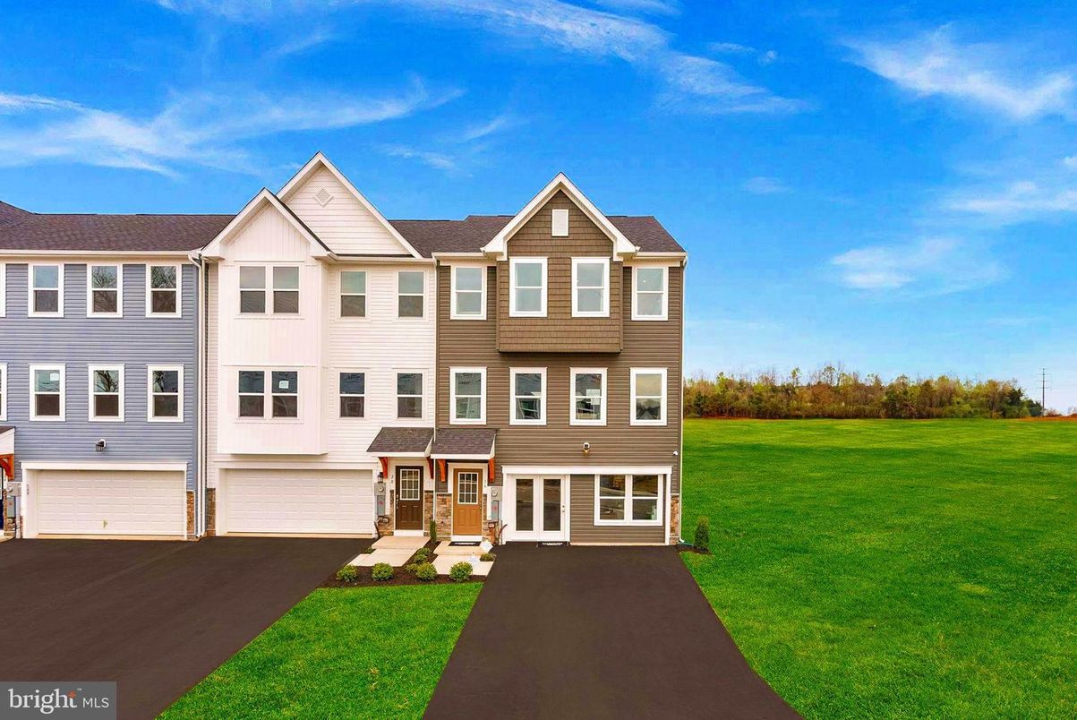 Attached, Backyard, Exterior, Facade, Rowhouse