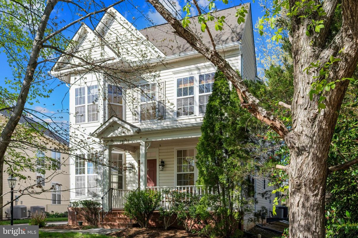 Exterior, Facade, Queen Anne Victorian
