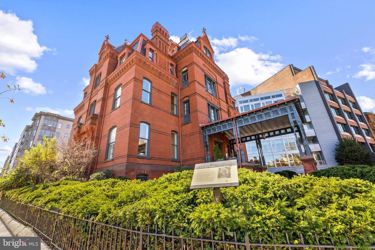 Exterior, Facade, Brick Facade, Rowhouse