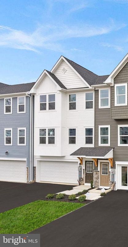 Attached, Exterior, Facade, Rowhouse