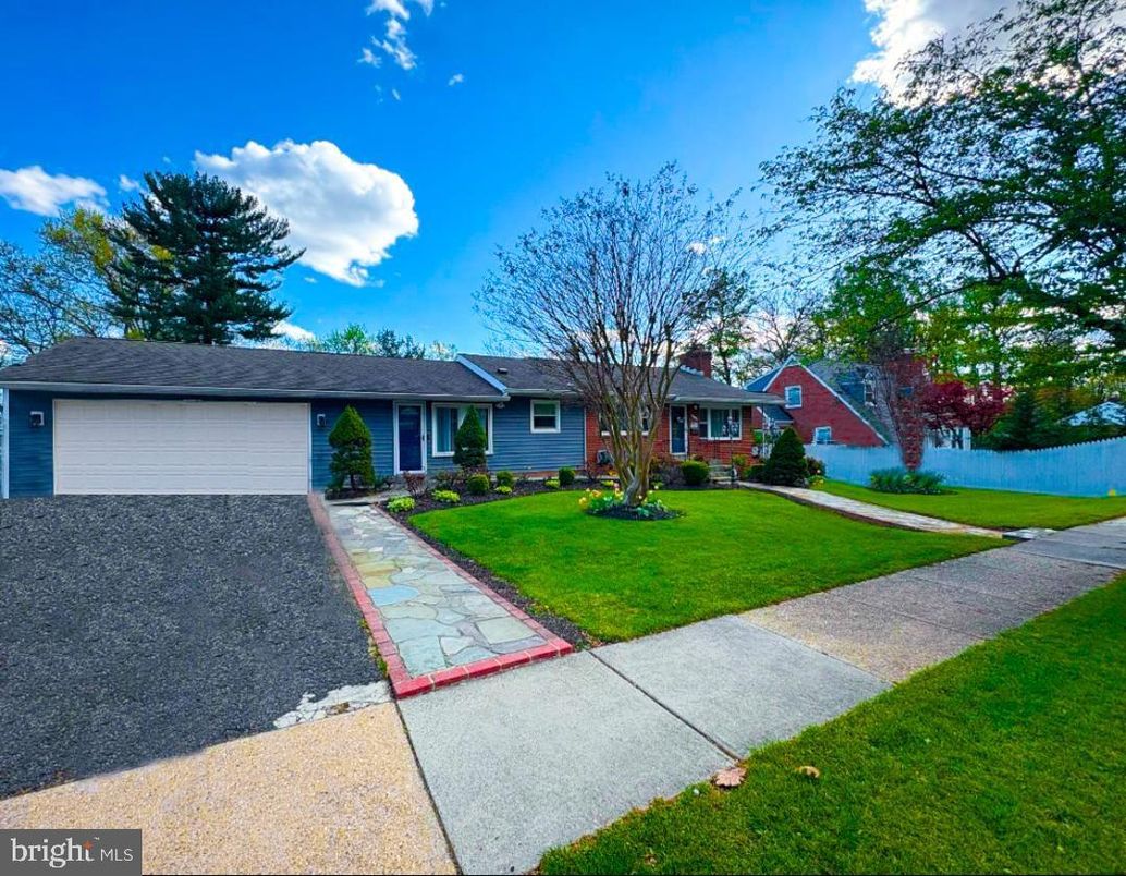 Attached, Exterior, Facade, Ranch