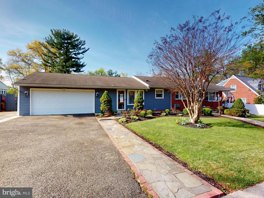 Attached, Exterior, Facade, Ranch