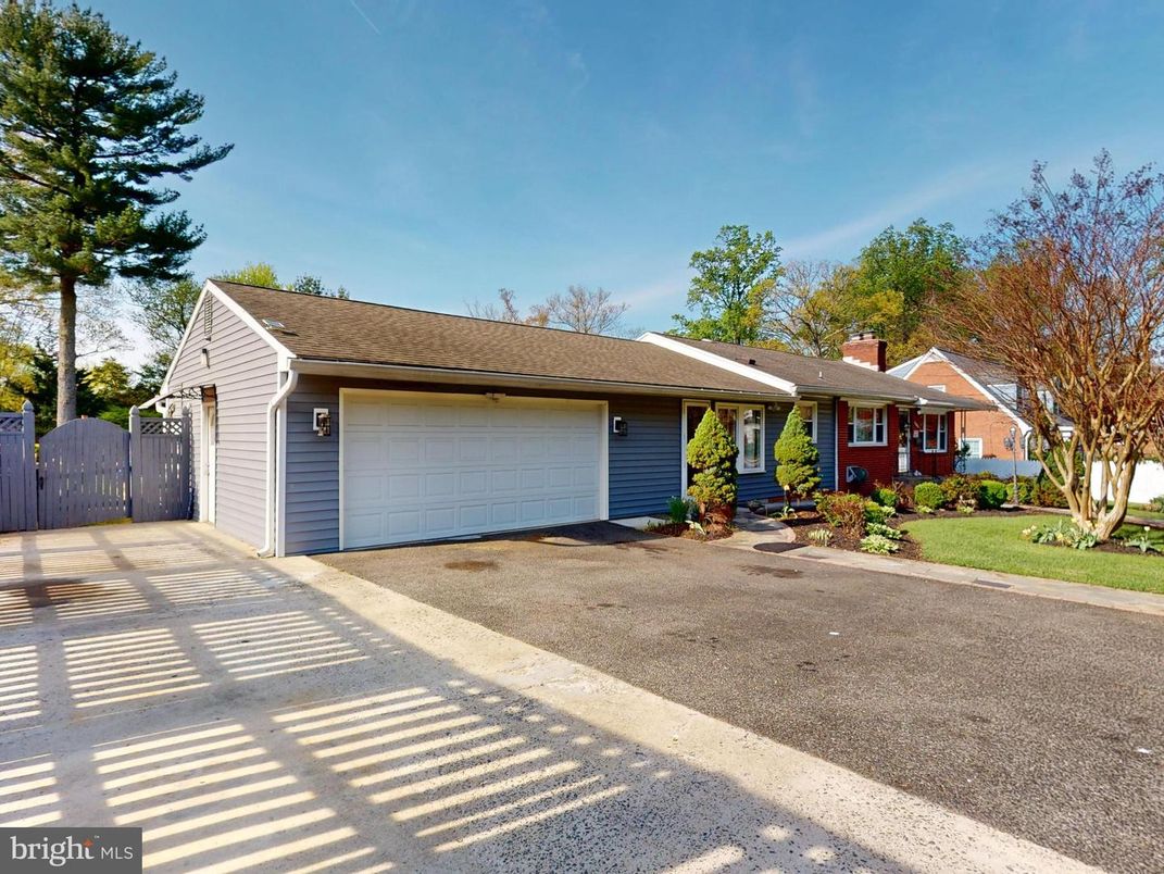 Attached, Exterior, Facade, Ranch