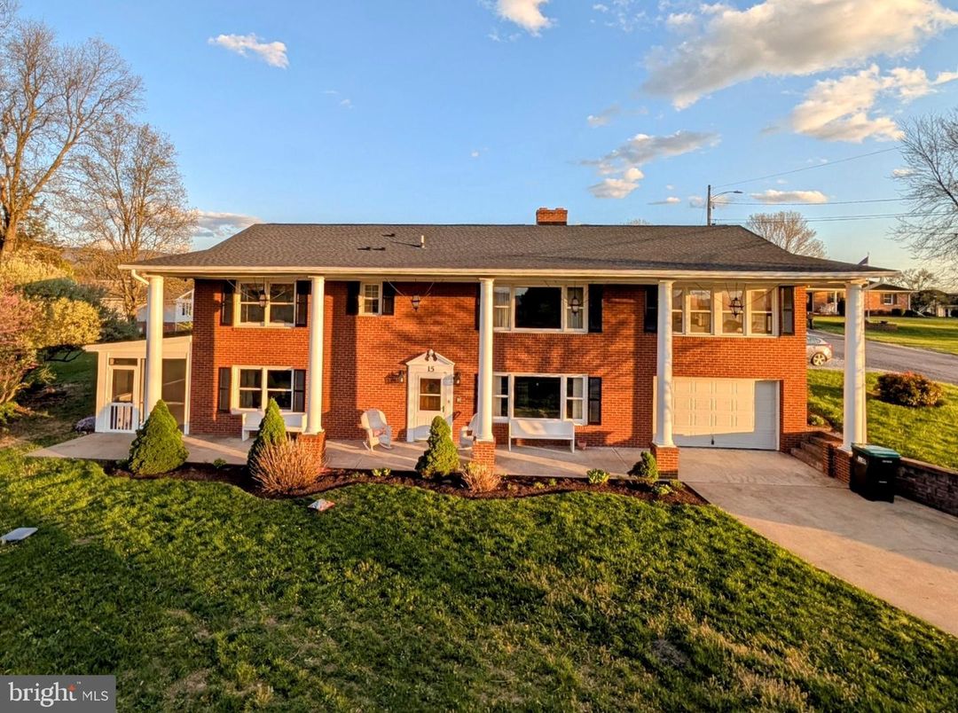 Attached, Exterior, Facade, Brick Facade, Georgian