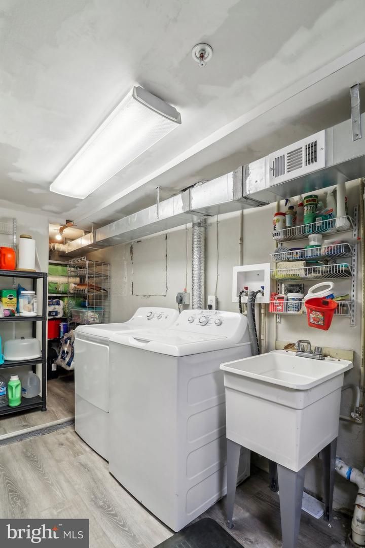 Interior, Washer, Wood Texture Flooring