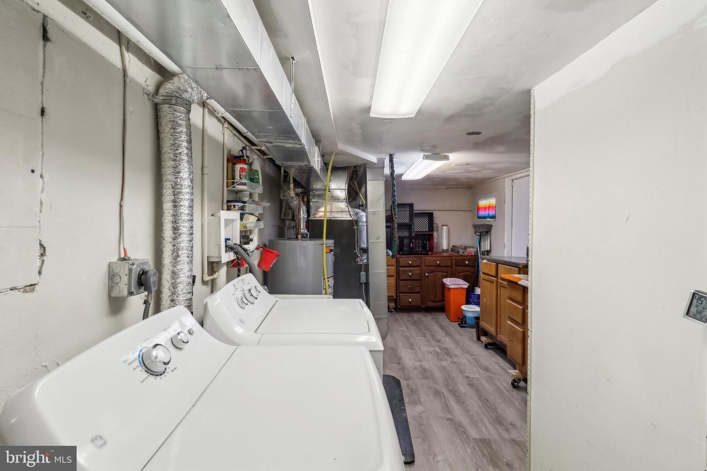 Interior, Washer, Wood Texture Flooring