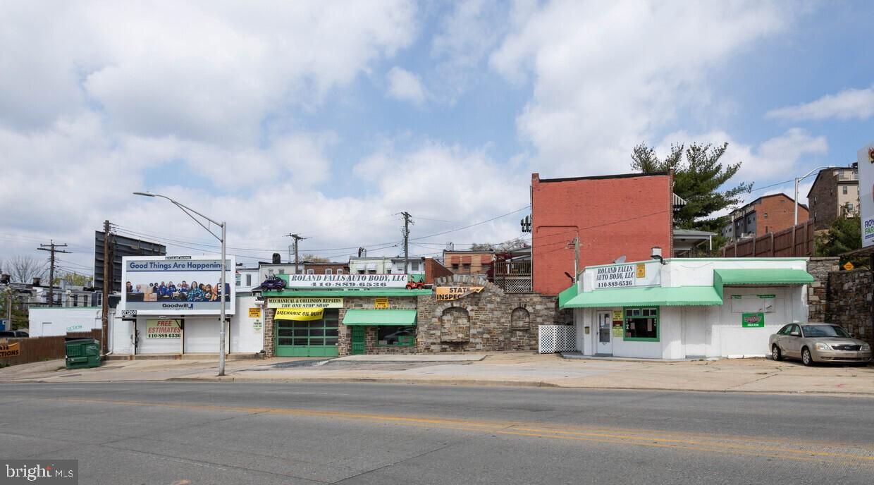 Attached, Exterior, Facade, None