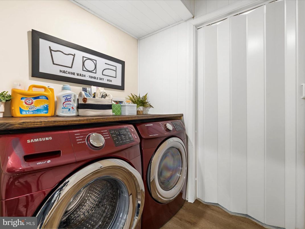 Interior, Washer, Wood Texture Flooring