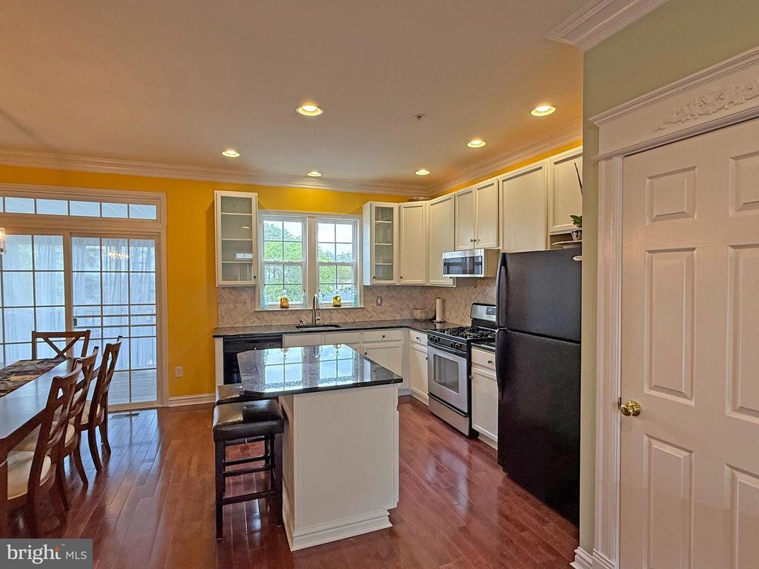 Dining room, Interior, Kitchen, Recessed Lighting, Wood Texture Flooring