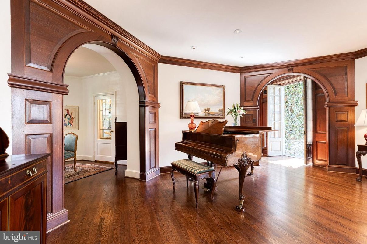 Interior, Piano, Recessed Lighting, Wood Texture Flooring