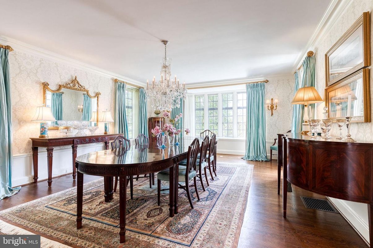 Chandelier, Dining room, Interior, Piano, Wood Texture Flooring