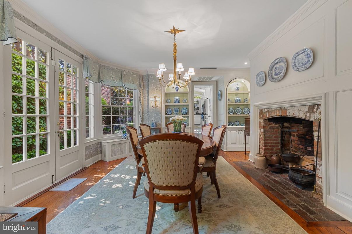 Chandelier, Dining room, Fireplace, Interior, Recessed Lighting, Wood Texture Flooring