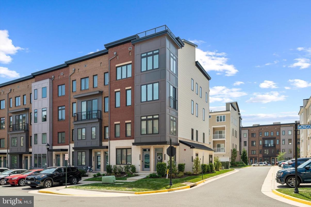 Exterior, Facade, Brick Facade, Rowhouse