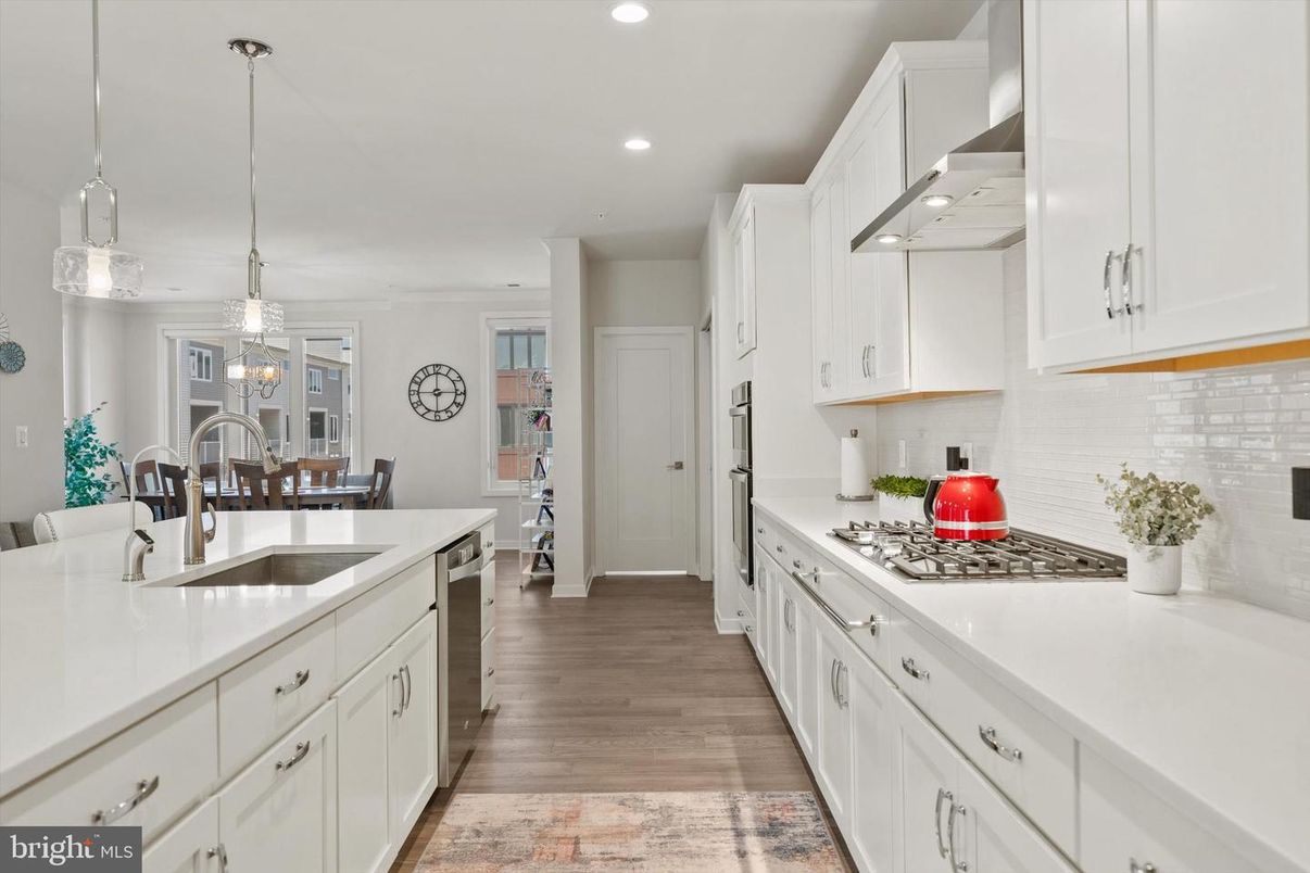 Chandelier, Dining room, Interior, Kitchen, Pendant Lights, Recessed Lighting, Wood Texture Flooring