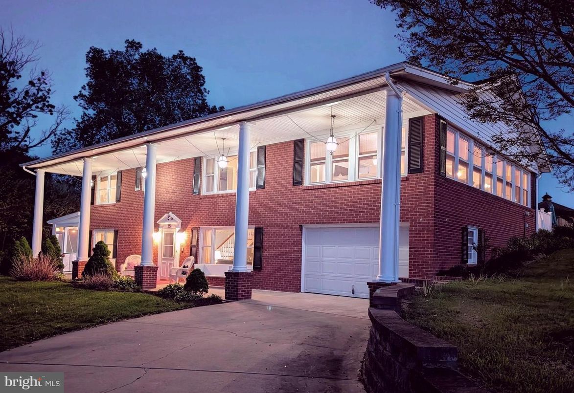 Attached, Exterior, Facade, Brick Facade, Georgian