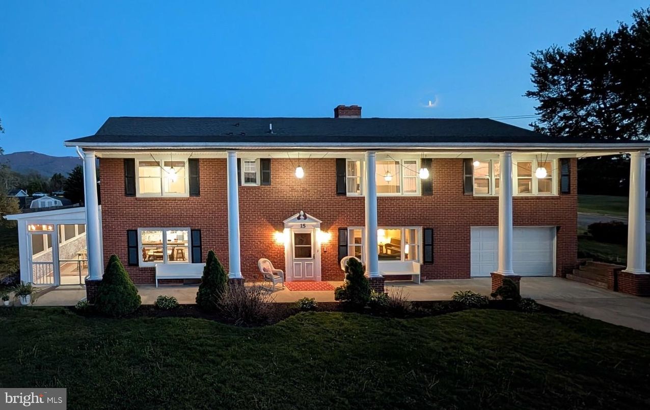 Attached, Exterior, Facade, Brick Facade, Georgian