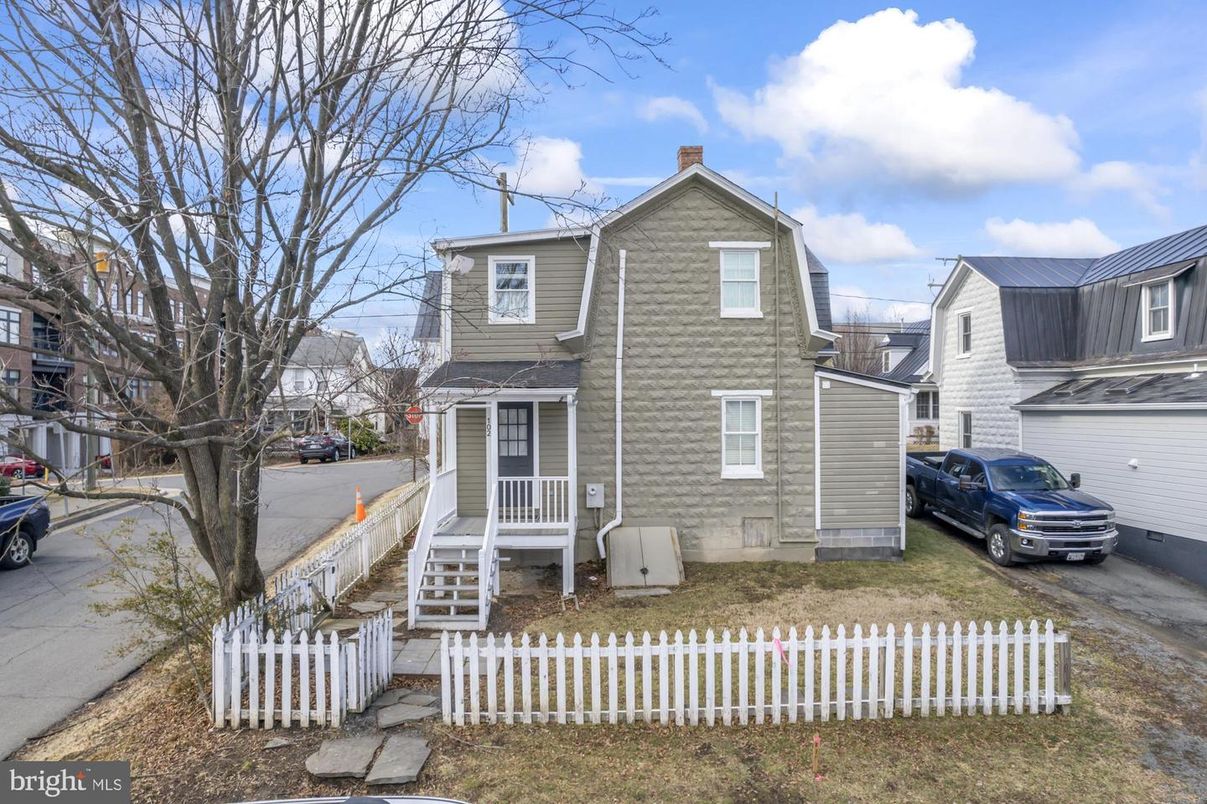 Exterior, Facade, Queen Anne Victorian