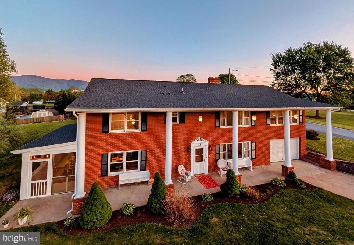 Attached, Exterior, Facade, Brick Facade, Georgian