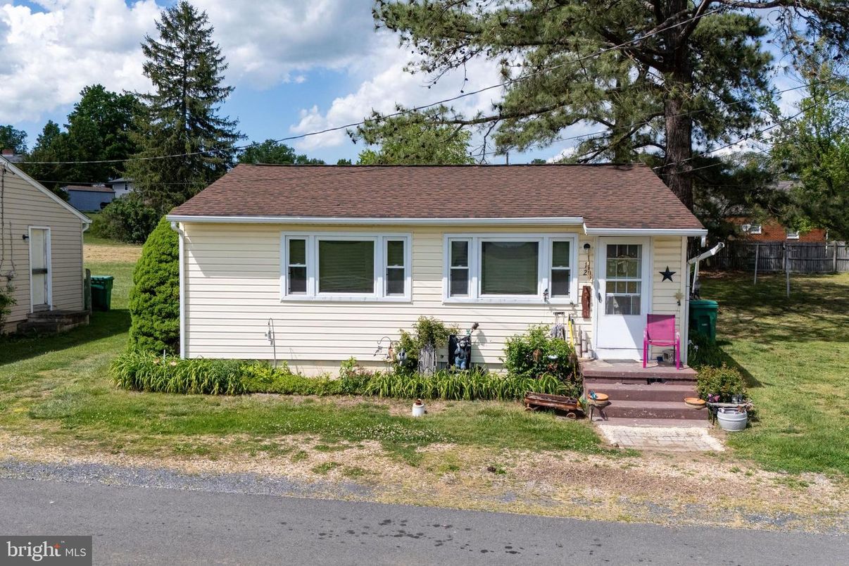 Exterior, Facade, Cape Cod