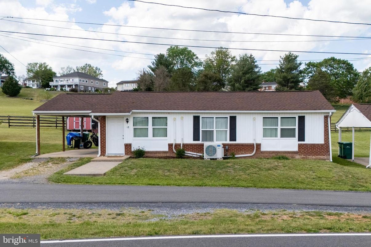 Backyard, Exterior, Facade, Ranch