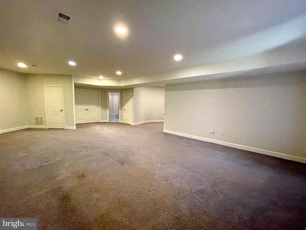 Empty room, Interior, Recessed Lighting