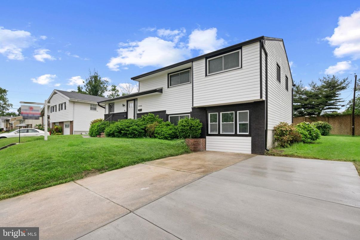 Exterior, Facade, Brick Facade, Raised Ranch